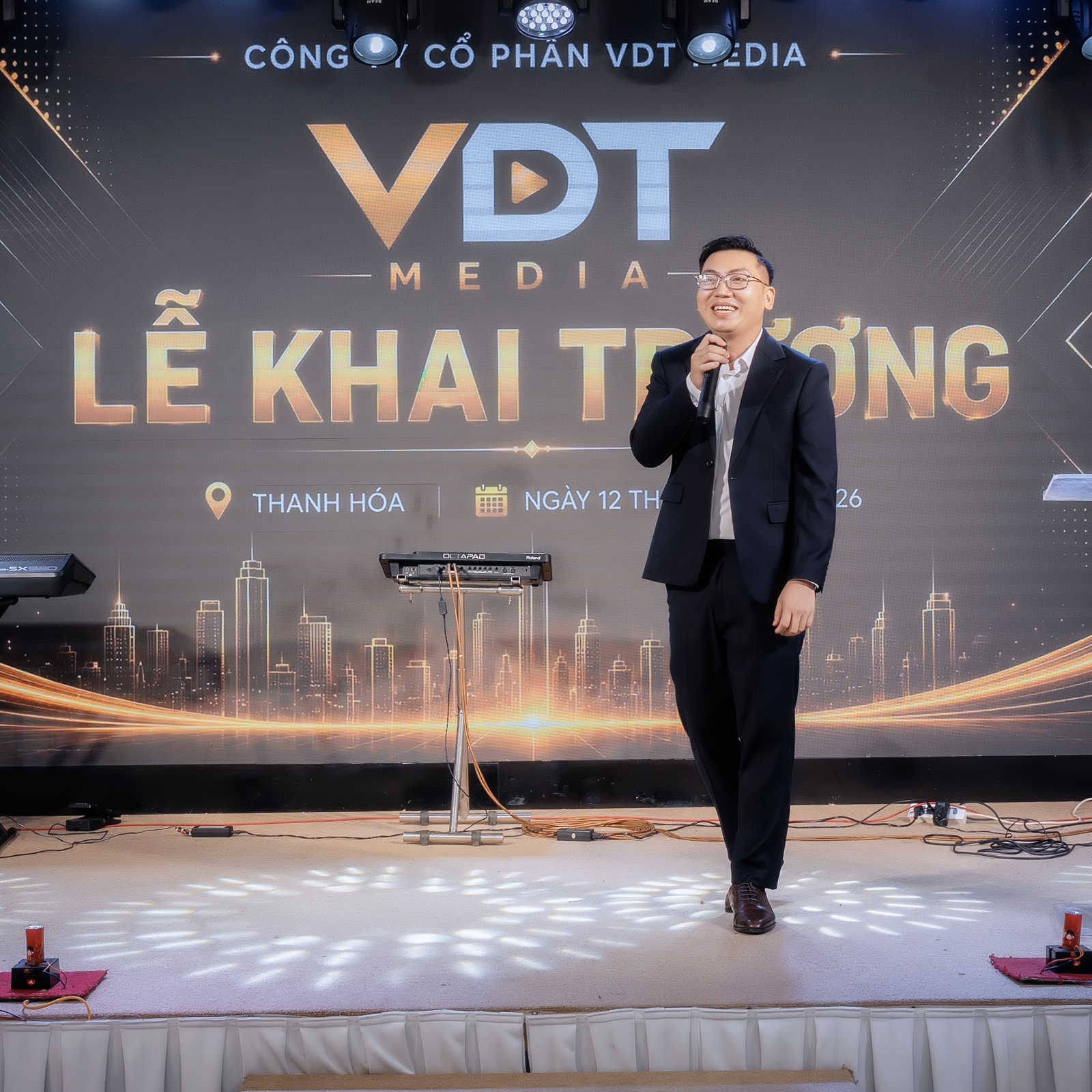 Giảng viên chia sẻ trên sân khấu VDT Media